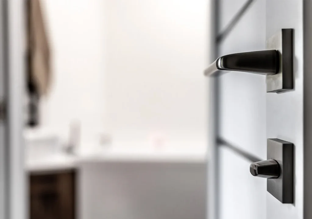 puerta con manija de metal